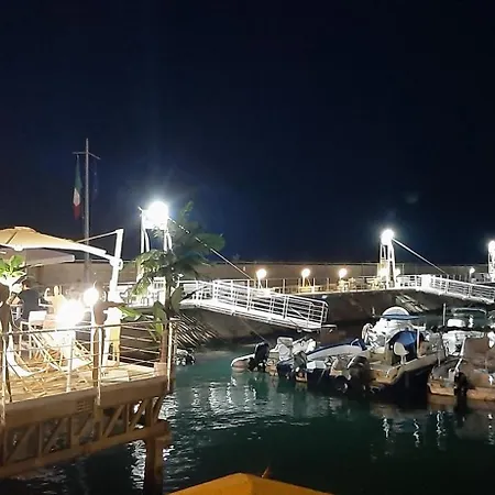 アパート Eden House バーリ